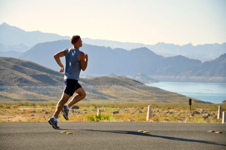 jogger qui court près des montagnes et des lacs