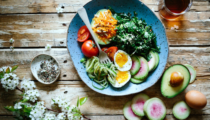 salade de légumes et oeuf